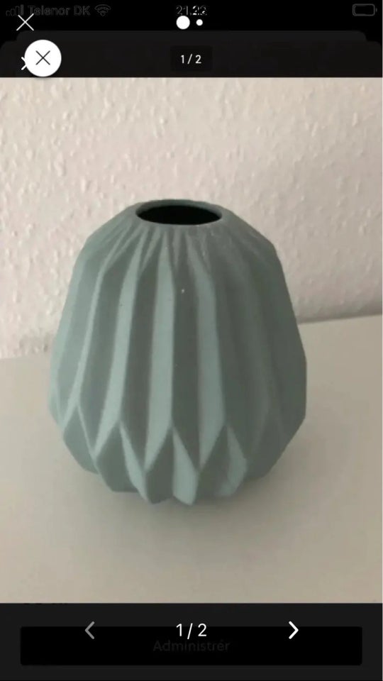 Vase, Smuk grønlig vase med grafisk