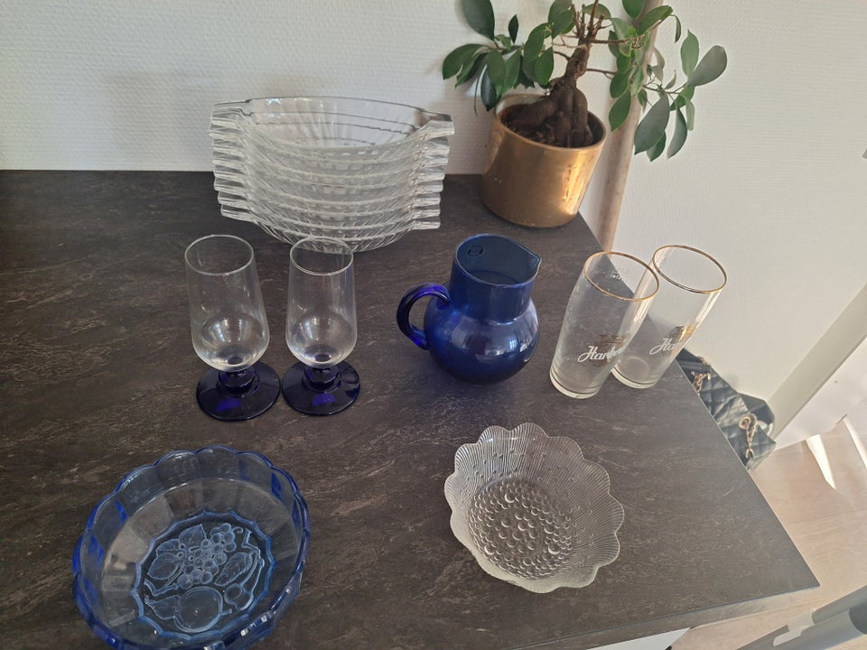 Andet Glas og skåle og en kande