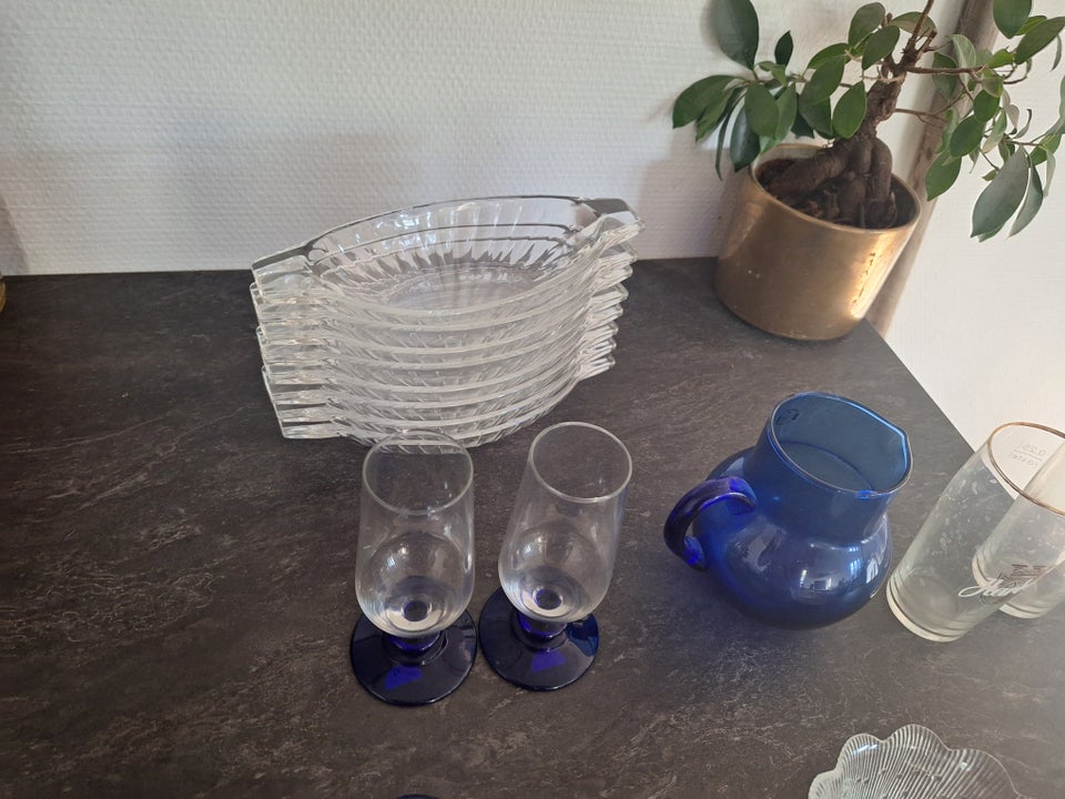 Andet Glas og skåle og en kande