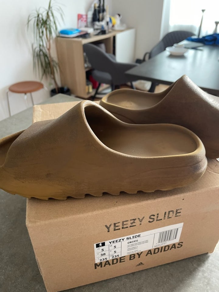 Andet Yeezy slide str 38