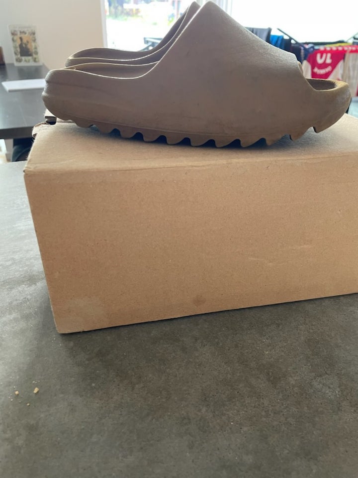 Andet Yeezy slide str 38