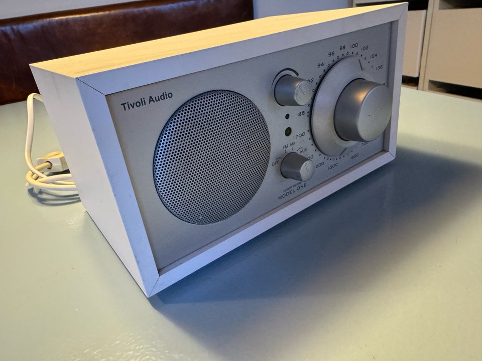 AM/FM radio, Tivoli, Model one