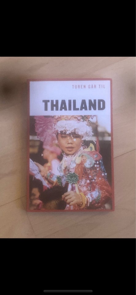 Turen går til Thailand, emne: