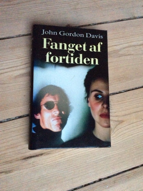 Fanget af fortiden, John Gordon