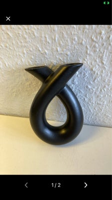 Skulpturel nummereret vase