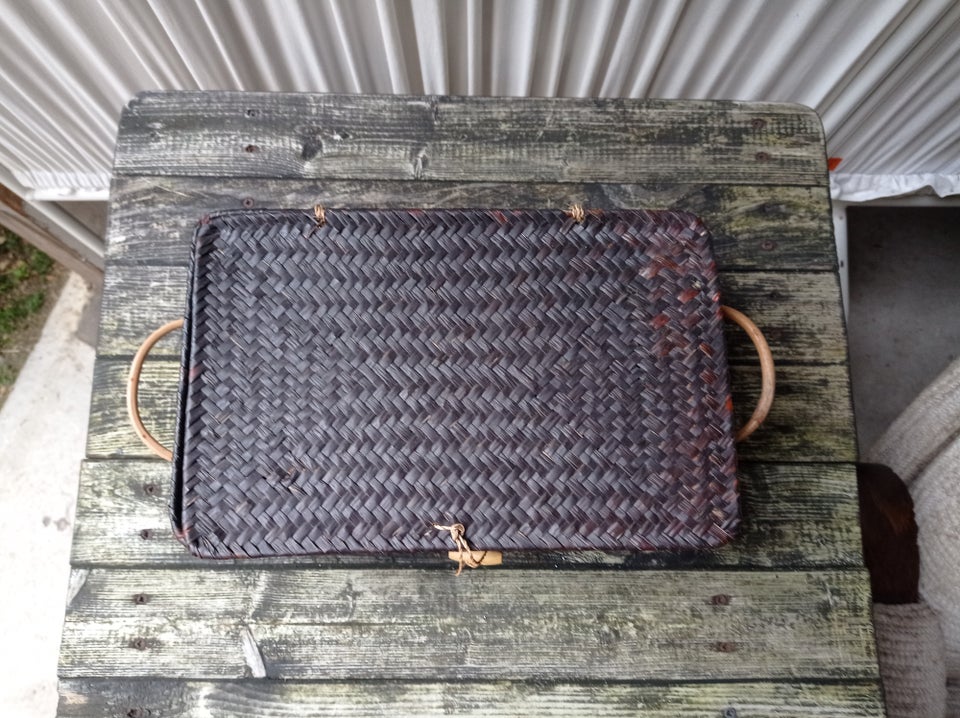 Fin kurv med låg 29 x 18 cm og 12 cm høj.