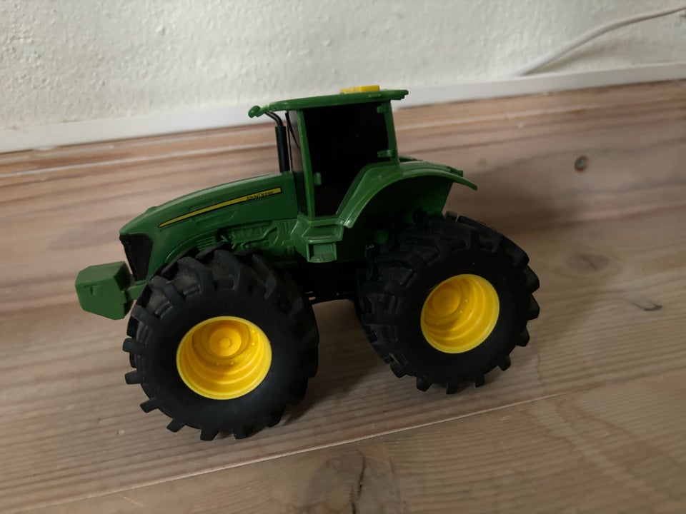 Diverse køretøjer, John Deer m fl.