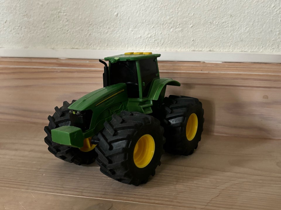 Diverse køretøjer, John Deer m fl.