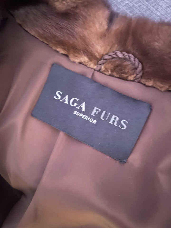 Pels, str. 40, Saga Fur