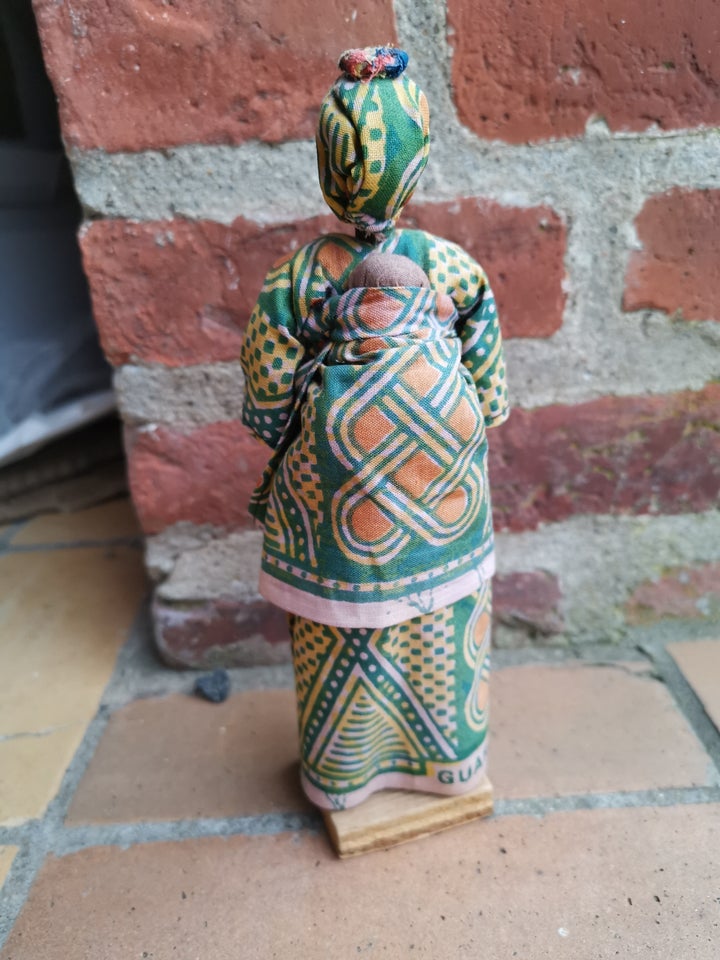 Afrikansk figur med en lerkrukke