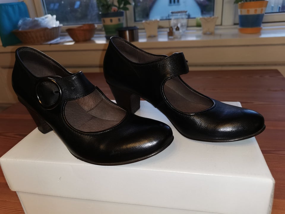 Pumps, str. 36, LOFINA