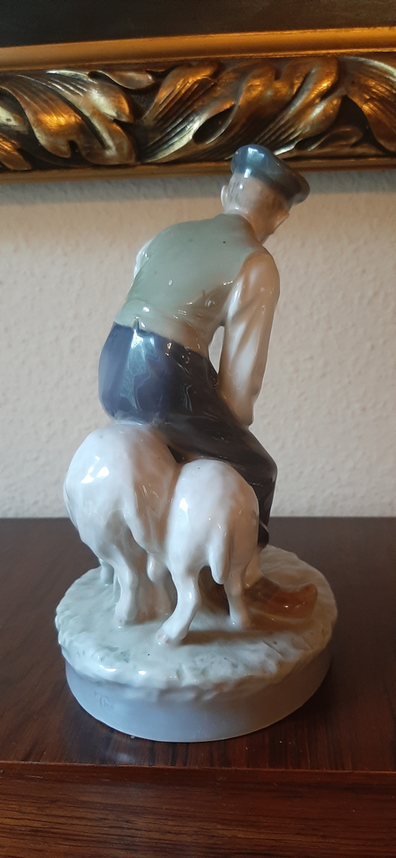 Porcelænsfigur Bonde med 2 får nr