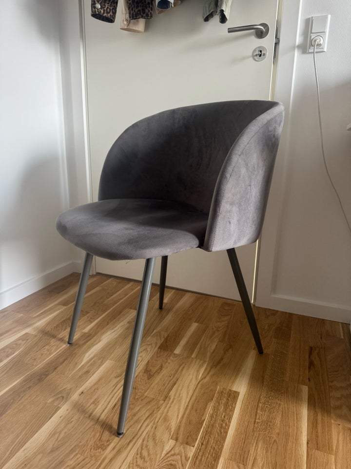 Grå velour stol, Søstrene Grene