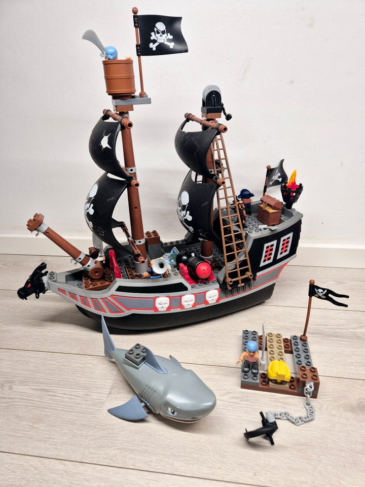 Lego Duplo, Piratskib med haj (7880