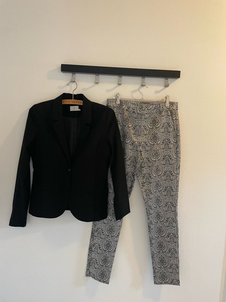 Blazer, str. 38, Kaffe