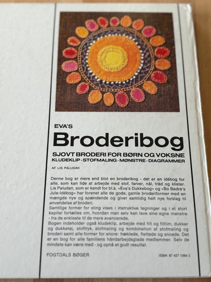 Eva's Broderibog, Lis Paludan,