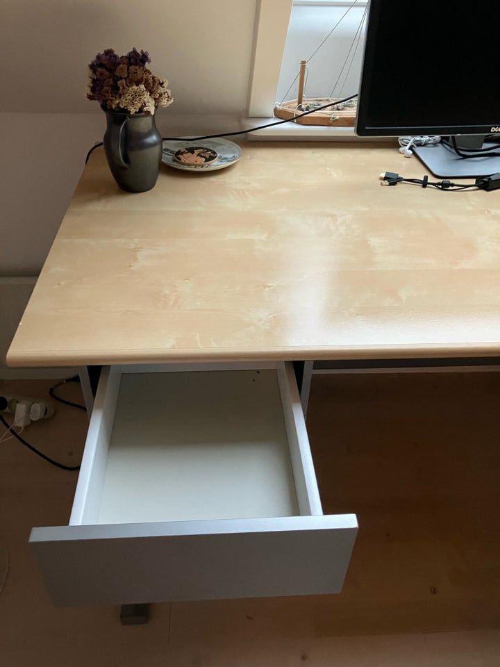 Skrivebord, Ikea Jonas, b: 120 d: 50