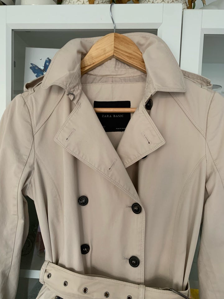 Trenchcoat, str. 38, Zara