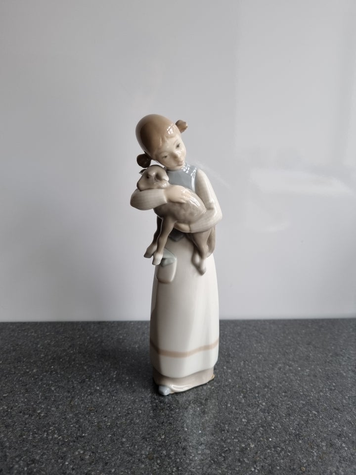 Figur Pige med lam porcelæn