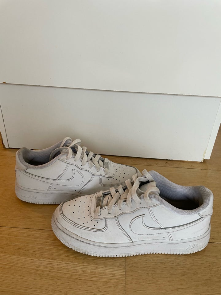 Sneakers, Nike Air Force 1, str.