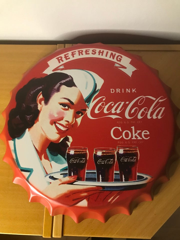 Metalskilt med tekst., Coca Cola.