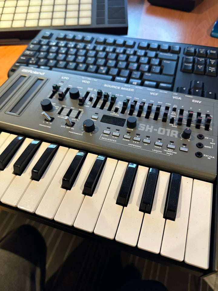 Synthesizer Roland Sh01a og K-25m