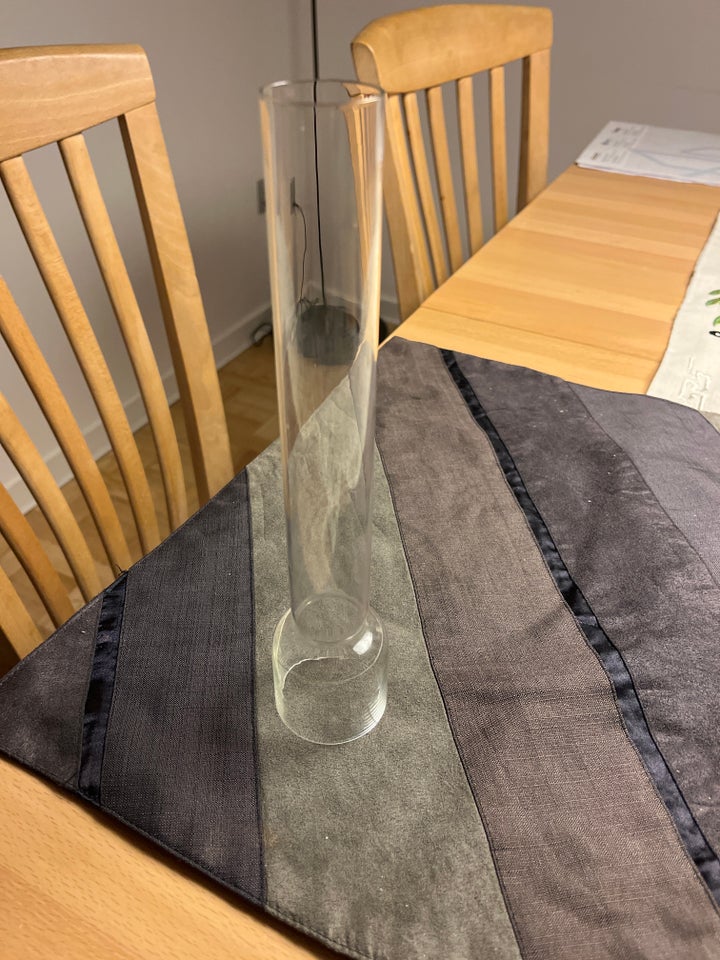 Inder brænde glas, Glas, 50 år gl.