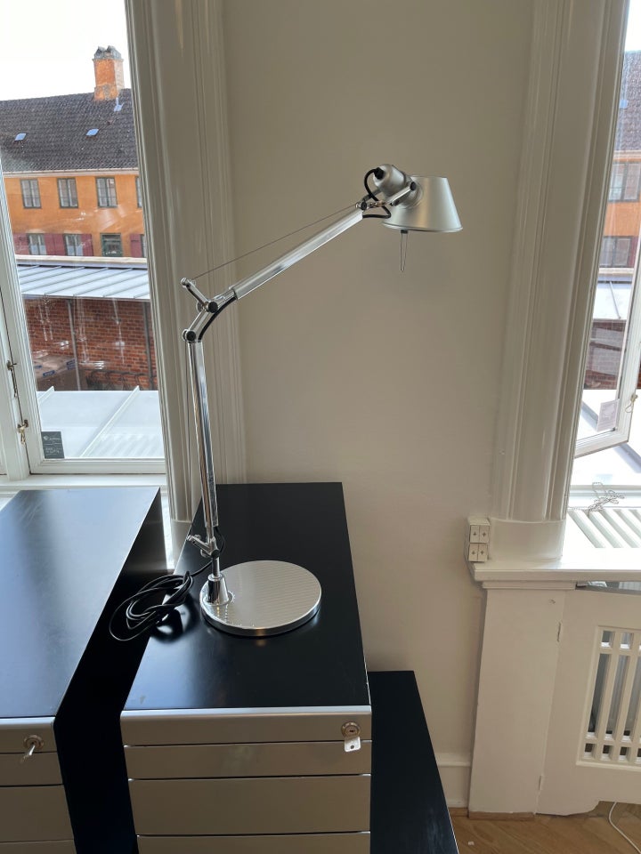 Anden bordlampe, Artemide