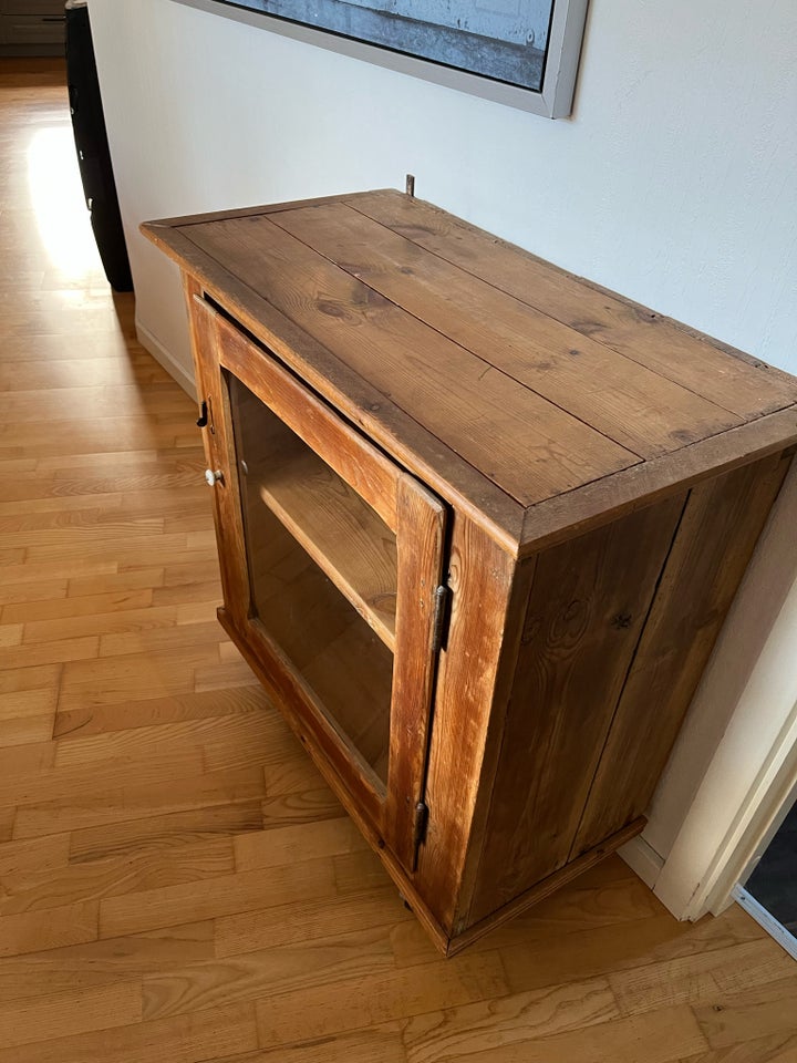 Hængevitrine, b: 79 d: 40 h: 73