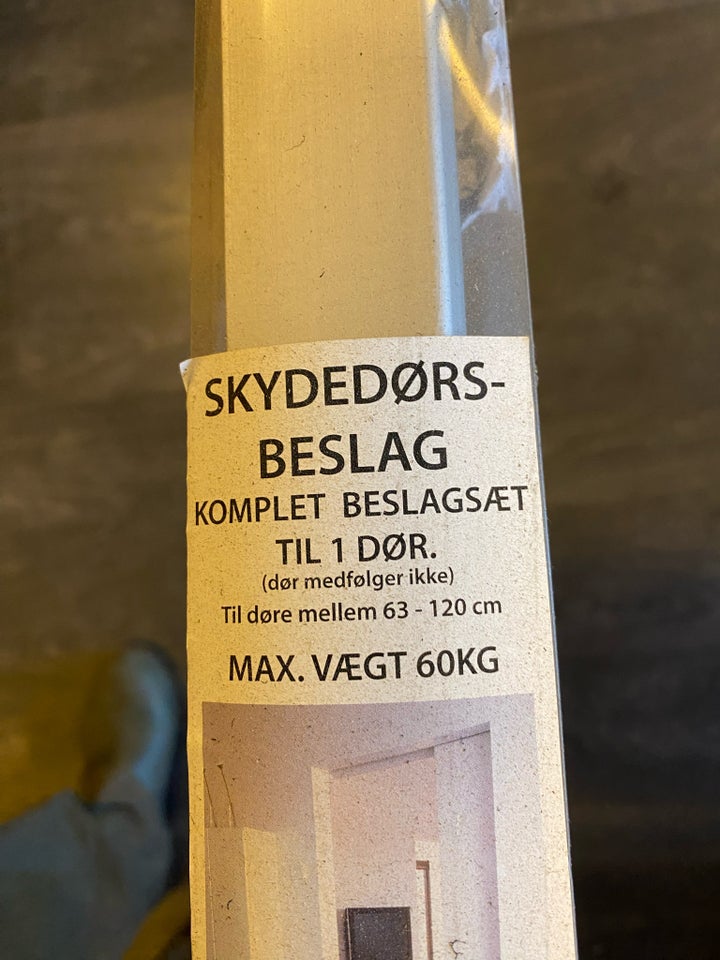 Skydedørs skinne og beslag