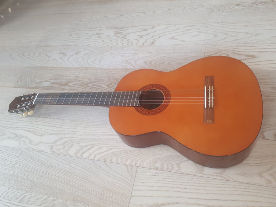 Spansk, Yamaha C40