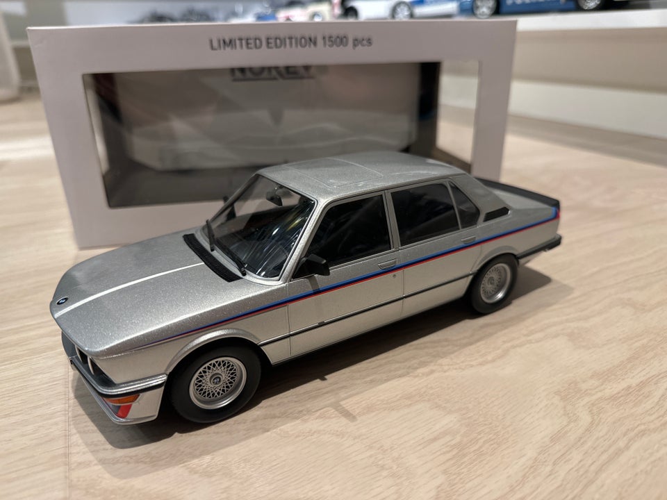 Modelbil, BMW M 535i 1/18, skala