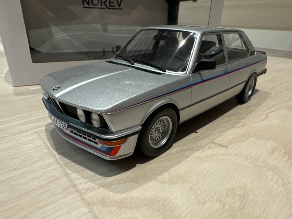 Modelbil, BMW M 535i 1/18, skala