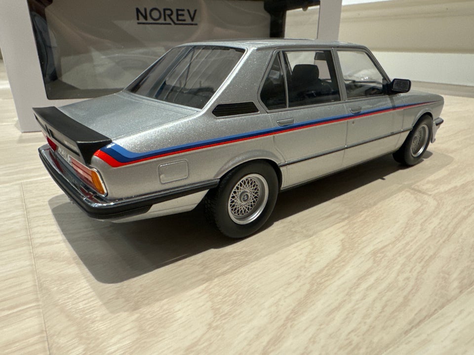 Modelbil, BMW M 535i 1/18, skala