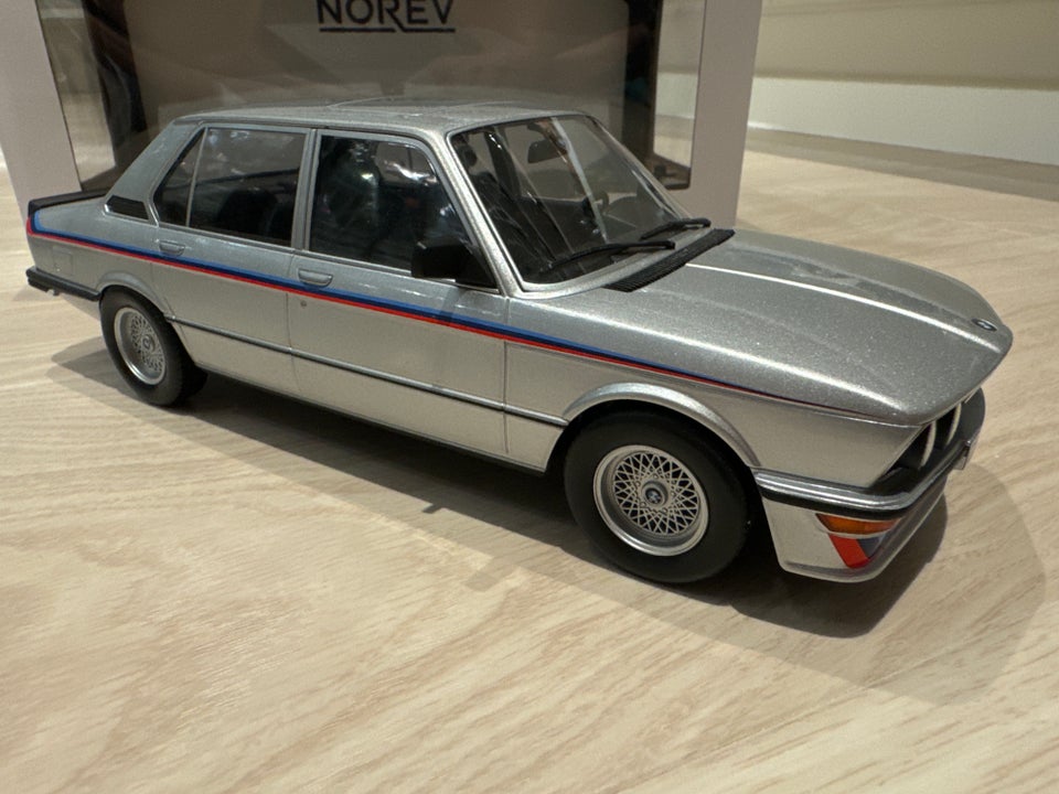 Modelbil, BMW M 535i 1/18, skala