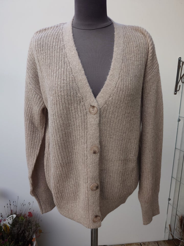 Cardigan, Red Button, str. 36