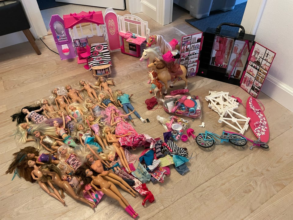 Barbie, Dukker og tilbehør