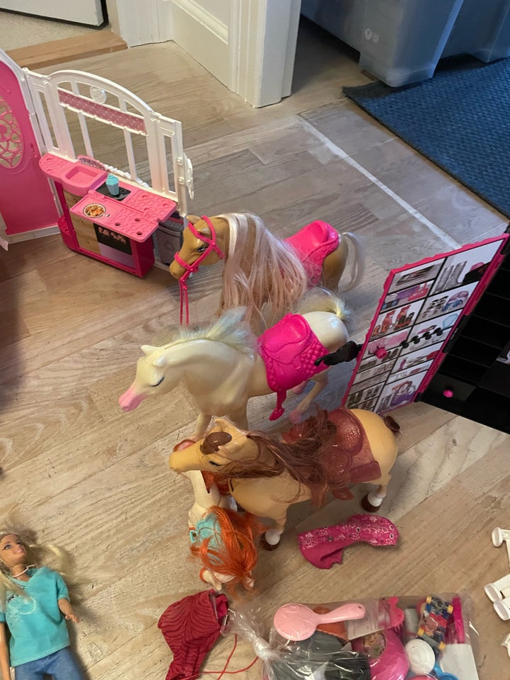 Barbie, Dukker og tilbehør