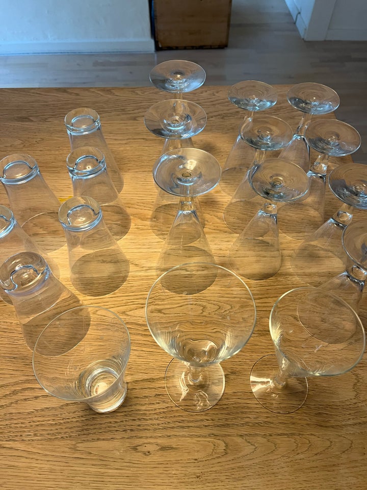 Glas, Hvid- og rødvin og vandglas,