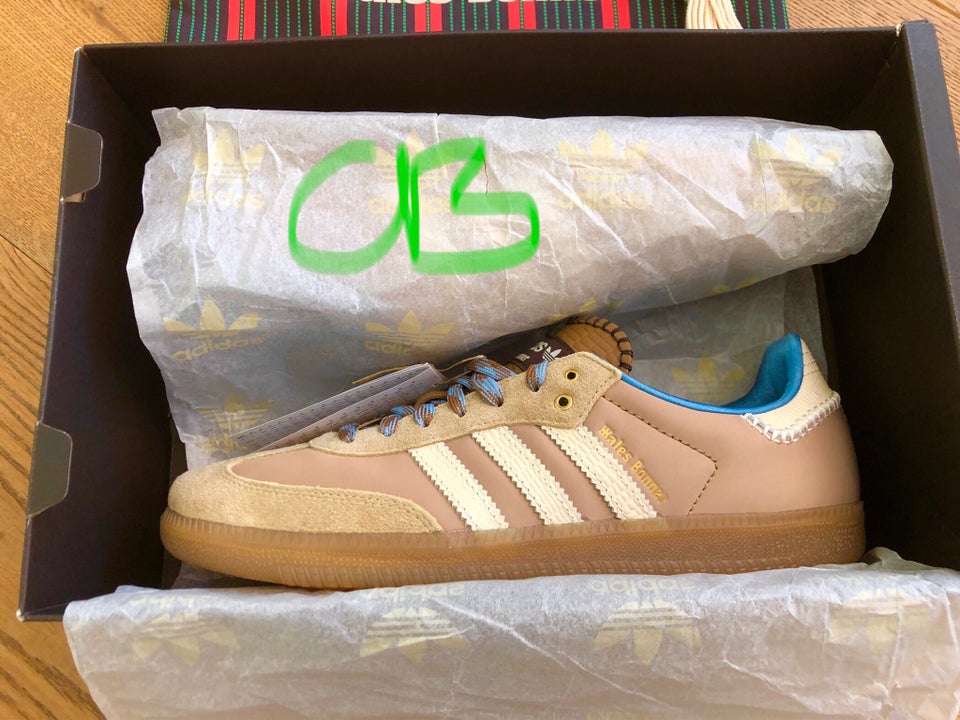 Sneakers, Adidas Samba x Wales