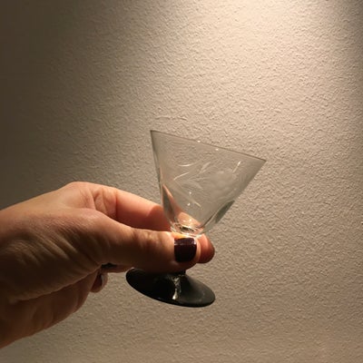 Glas Glas på sort fod