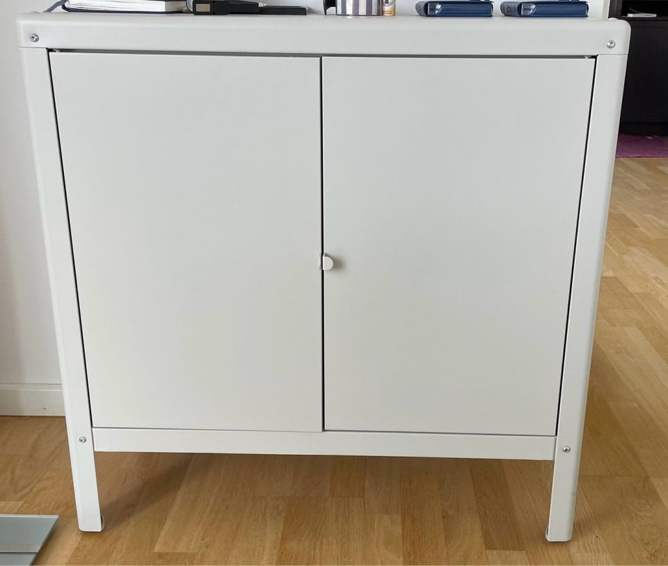 Andet skab Ikea b: 72 d: 27 h: 80