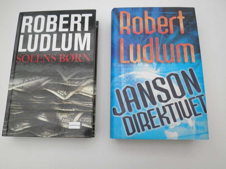 2 bøger af Robert Ludlum, Robert