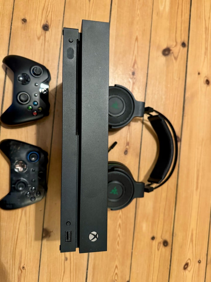 Xbox One X + Accesories , Xbox One