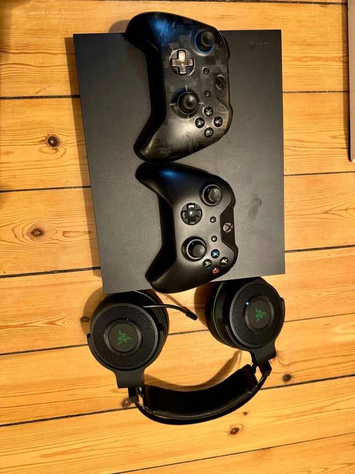 Xbox One X + Accesories , Xbox One