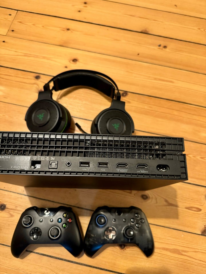 Xbox One X + Accesories , Xbox One