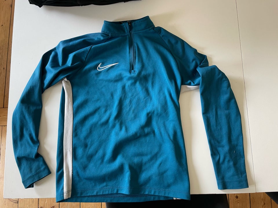 Windbreaker, Baselayer, Nike