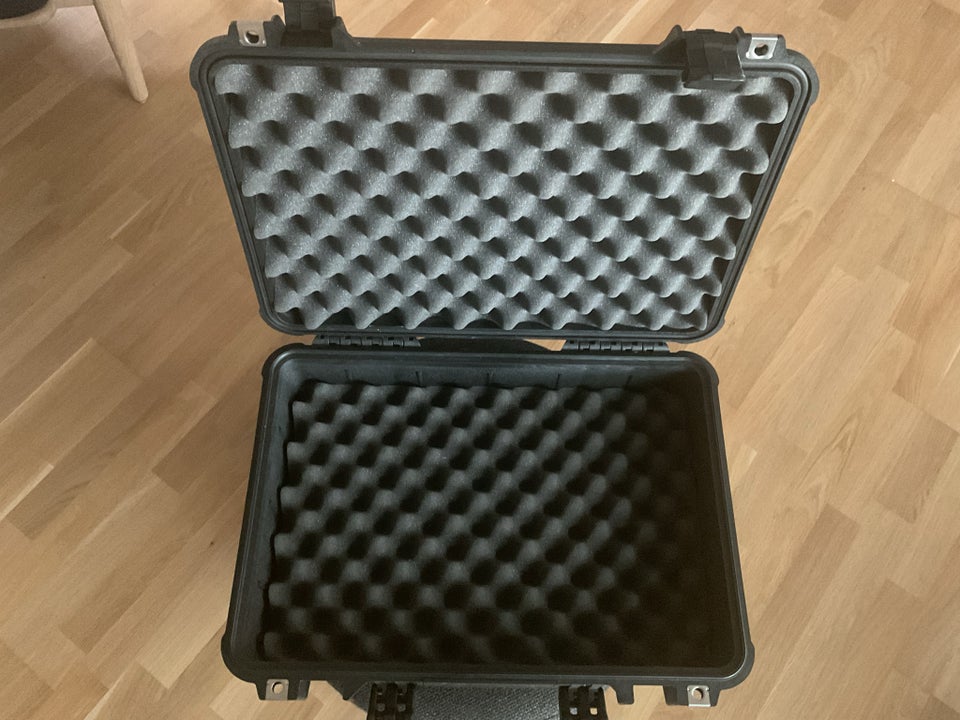 Kuffert, Peli Case