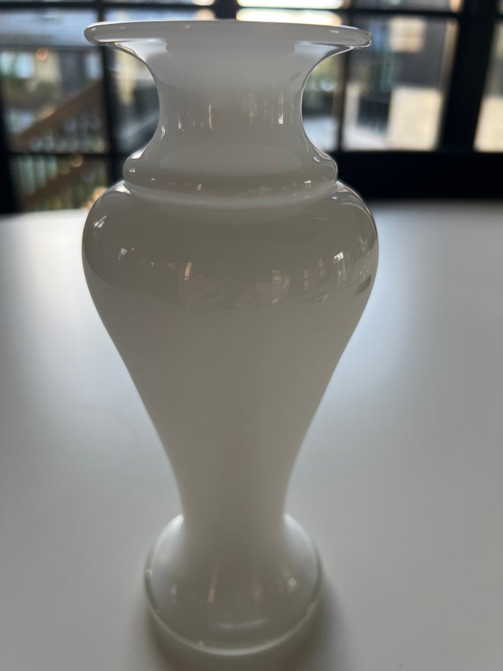 Vase, Hvid opal vase , Royal