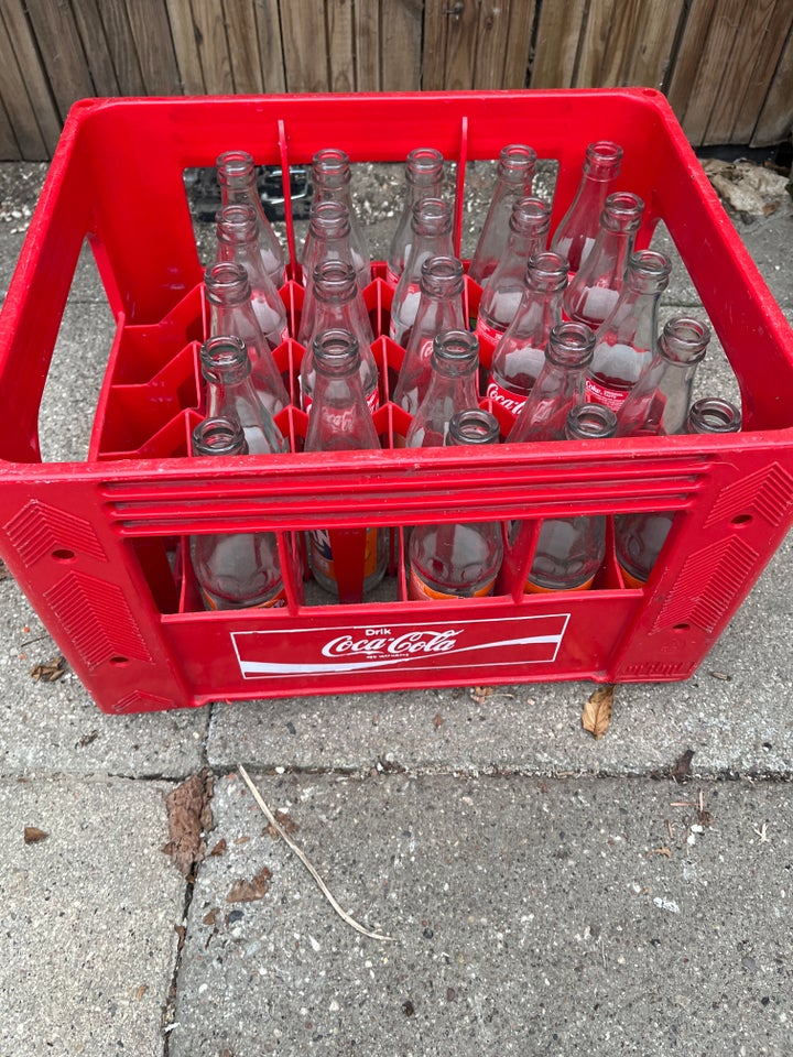 Coca Cola, Kasse og flasker